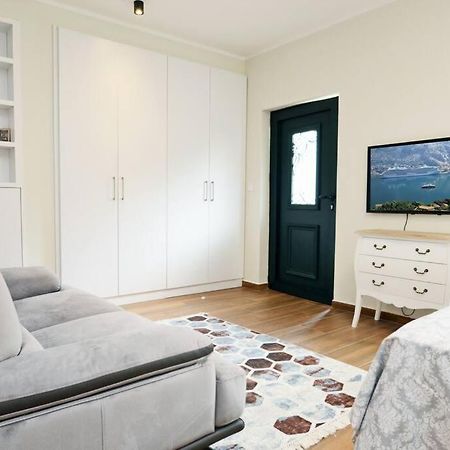 Urban Escape For Two In Kotor Apartment Exterior photo