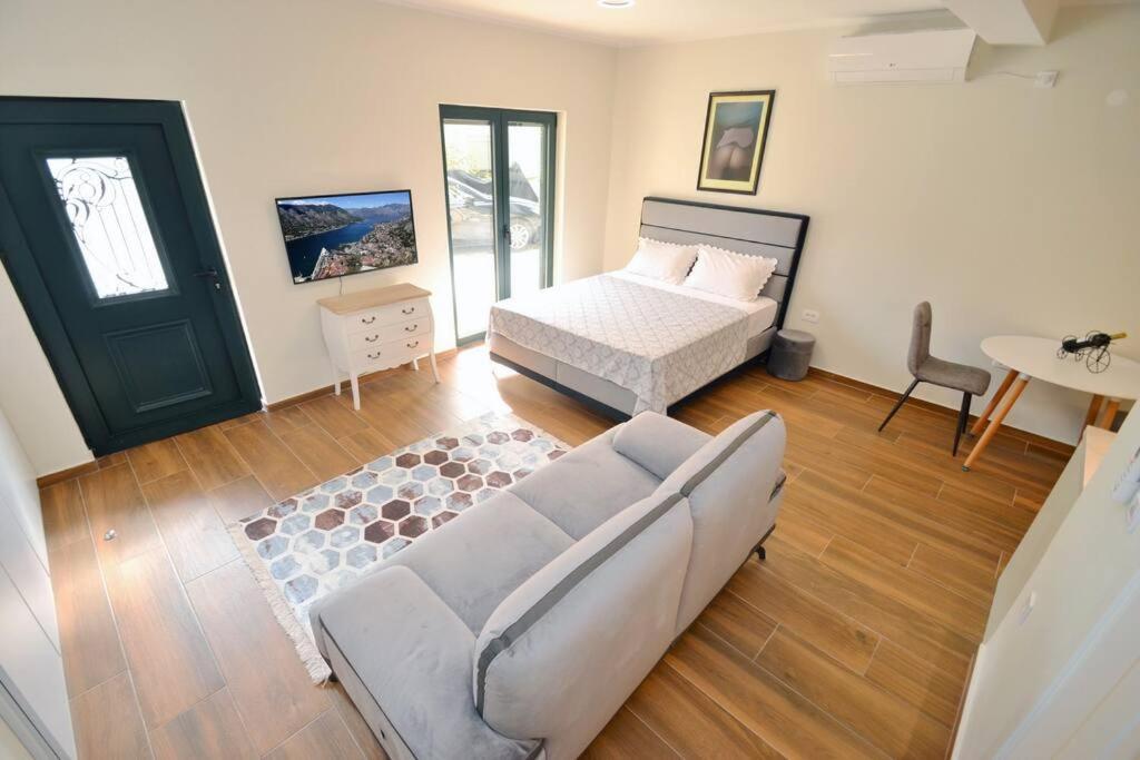Urban Escape For Two In Kotor Apartment Exterior photo